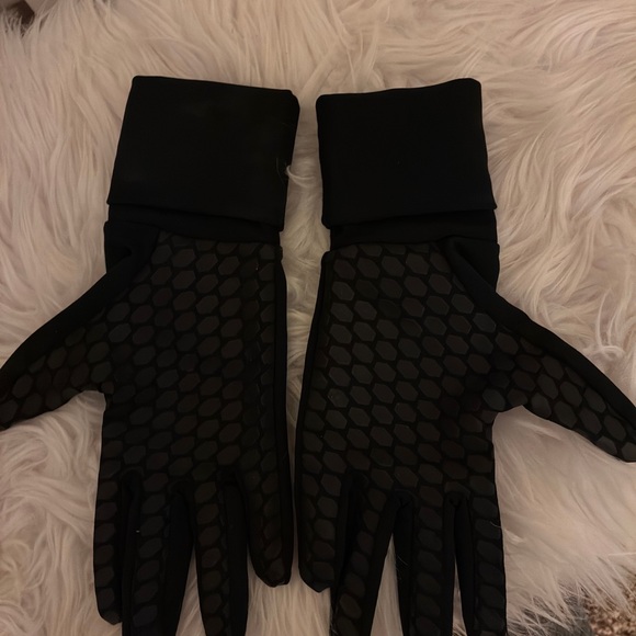 Under Armour Black Gloves. EUC. - Picture 5 of 9